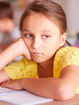 psicólogo-infantil-badajoz-niña-pensativa