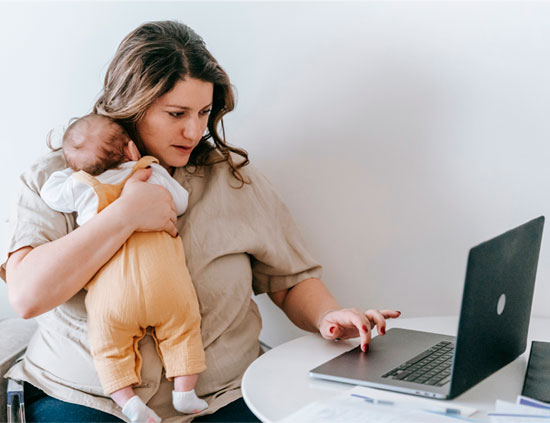 psicóloga-online-consulta-mujer-en-sesión-con-bebe